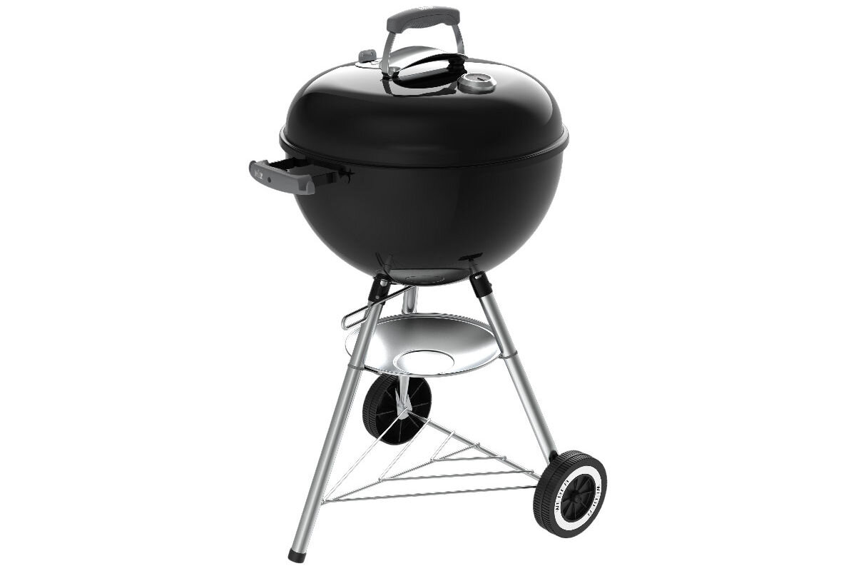 Czarny, okrągły grill węglowy z pokrywą, wyposażony w termometr i uchwyt. Grill stoi na metalowych nogach z kółkami i posiada dolną półkę.