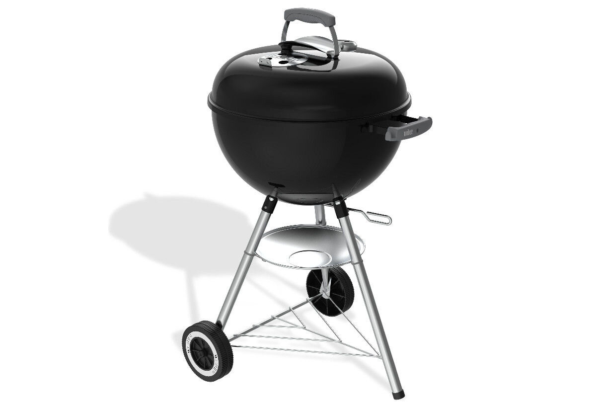 Czarny, okrągły grill węglowy na kółkach z pokrywą i termometrem. Posiada metalowe nóżki i uchwyt na pokrywie.