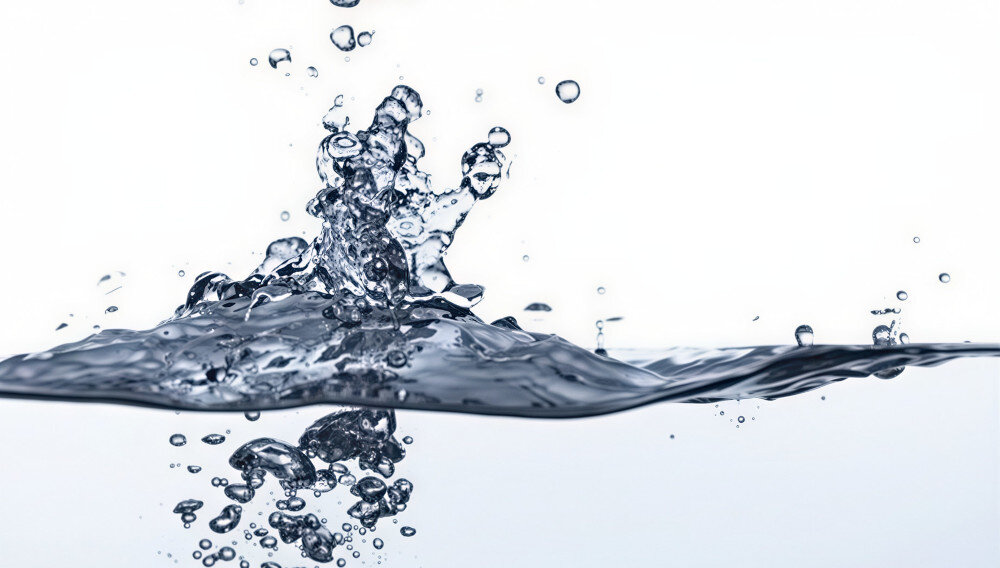 ZMYWARKA BOSCH SPS2HMI02E Zbliżenie na wodę z pęcherzykami powietrza. Grafika symbolizuje skuteczne mycie i płukanie naczyń ActiveWater oszczędność wody zoptymalizowane zużycie energii skuteczne mycie naczyń