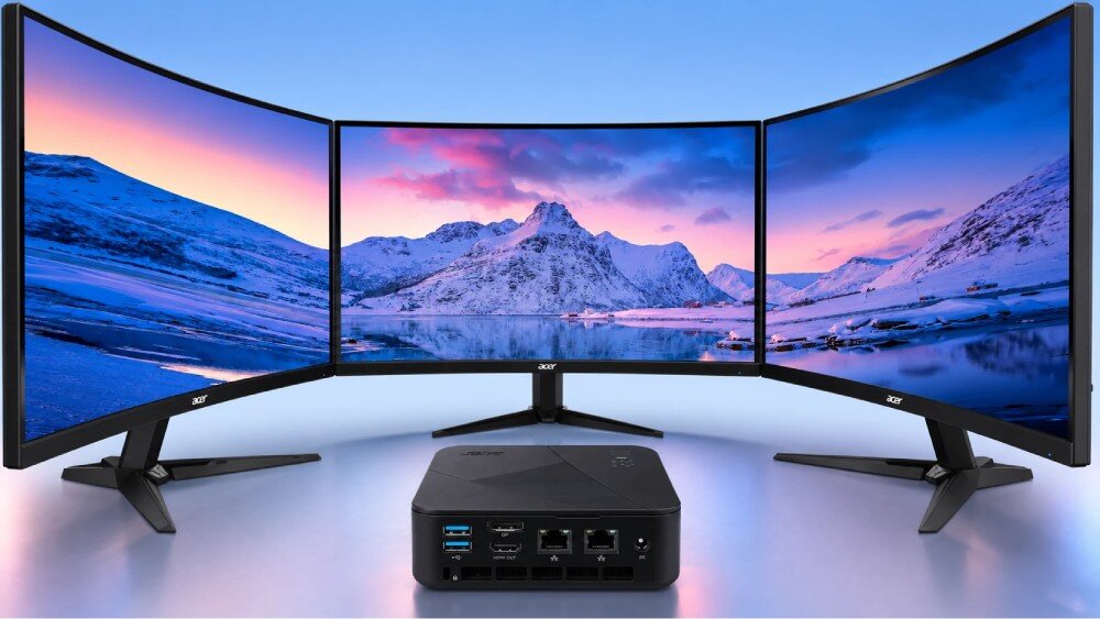 Komputer ACER Revo Box RB102-KRK Kompaktowy komputer stacjonarny pokazany od tyłu z widocznymi portami, umieszczony przed trzema połączonymi monitorami z widokiem gór