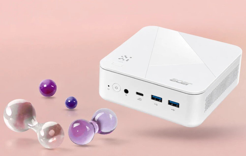 Komputer ACER Revo Box RB102-KRK Kompaktowy komputer stacjonarny pokazany od przodu pod kątem, z widocznymi portami przednimi oraz logo marki na górnej obudowie