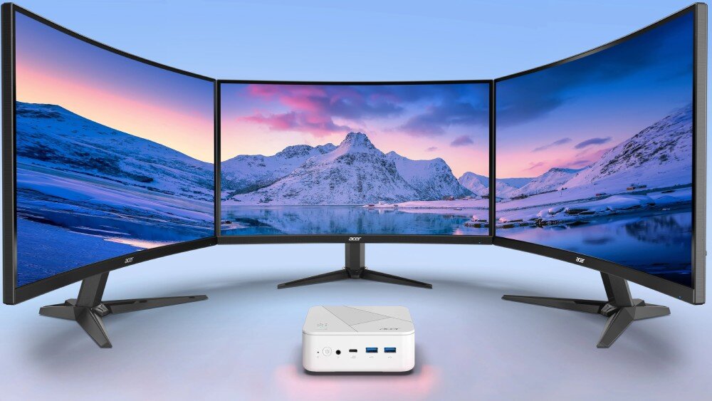 Komputer ACER Revo Box RB102-KRK Kompaktowy komputer stacjonarny pokazany od tyłu z widocznymi portami, umieszczony przed trzema połączonymi monitorami z widokiem gór