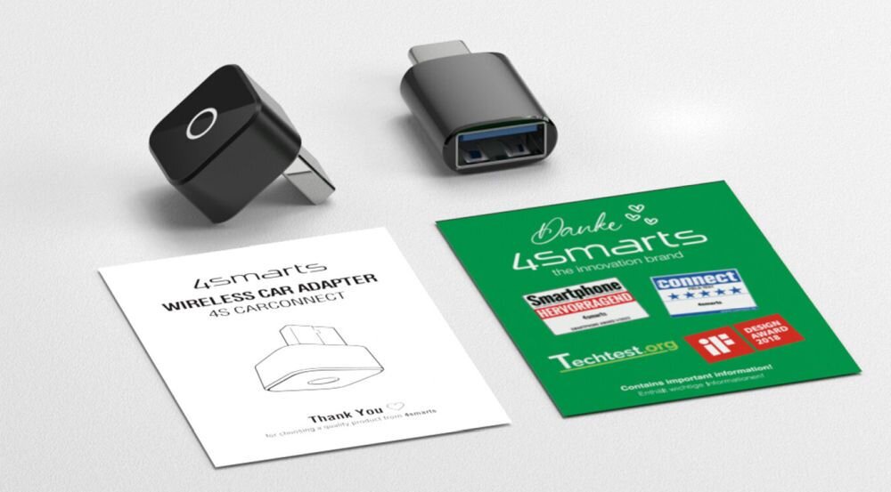 Na obrazie widoczny jest czarny adapter samochodowy z logo 4smarts oraz dwie ulotki. Jedna ulotka jest biała z napisem \'4smarts WIRELESS CAR ADAPTER 4S CARCONNECT\', a druga zielona z logo 4smarts i różnymi oznaczeniami.