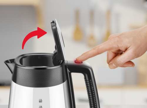 Czajnik z otwartą pokrywą i widocznym przyciskiem na uchwycie. Na czajniku znajduje się oznaczenie 1,7L MAX.