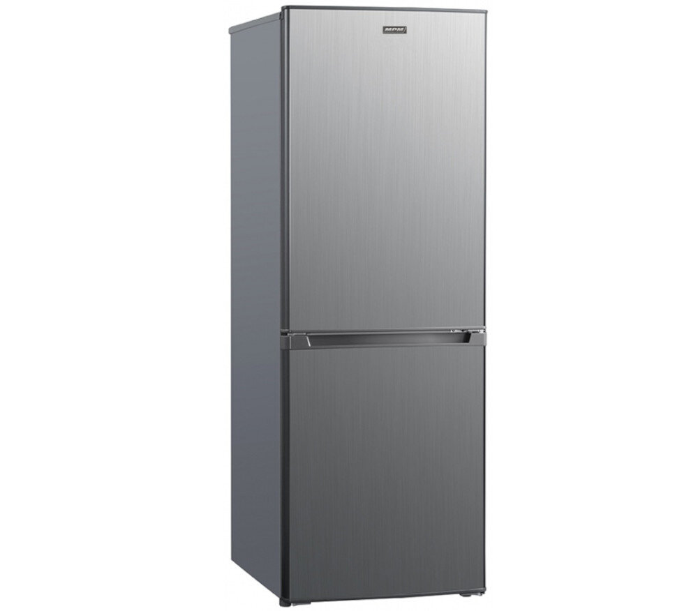 Srebrna lodówka z dolnym zamrażalnikiem, na drzwiach widoczne logo \'MPM\'.