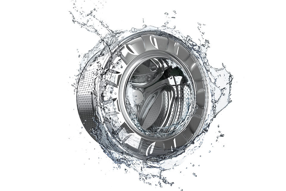 Obraz przedstawia bęben pralki otoczony rozpryskującą się wodą. Bęben jest metaliczny i ma perforowaną powierzchnię.