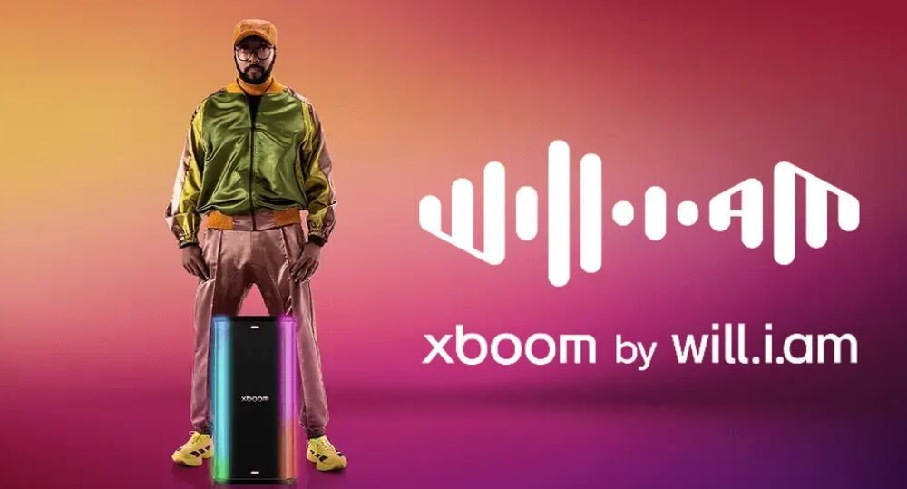 LG STAGE 501 Karaoke brzmienie xboom dostrojone przez will.i.am mocny klarowny dźwięk, osoba stojąca nad urządzeniem na kolorowym tle
