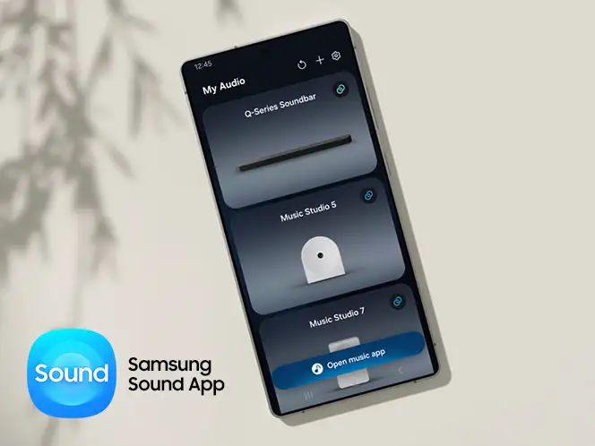 Smartfon z aplikacją Samsung Sound do sterowania soundbarem i głośnikami audio, w rogu logo Samsung Sound App.