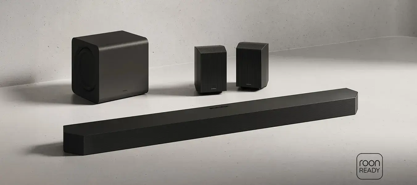 2026-hw-q990h-kv-pc 1352x600 Czarny soundbar Samsung HW-Q990H z subwooferem i dwoma tylnymi głośnikami na jasnym tle, w rogu logo Roon Ready