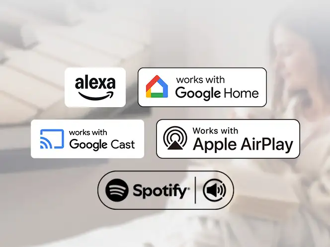 2026-voice-assistant-music-streaming-a 664x498 Logotypy Alexa, Google Home, Google Cast, Apple AirPlay i Spotify na jasnym tle z rozmytą sylwetką kobiety.