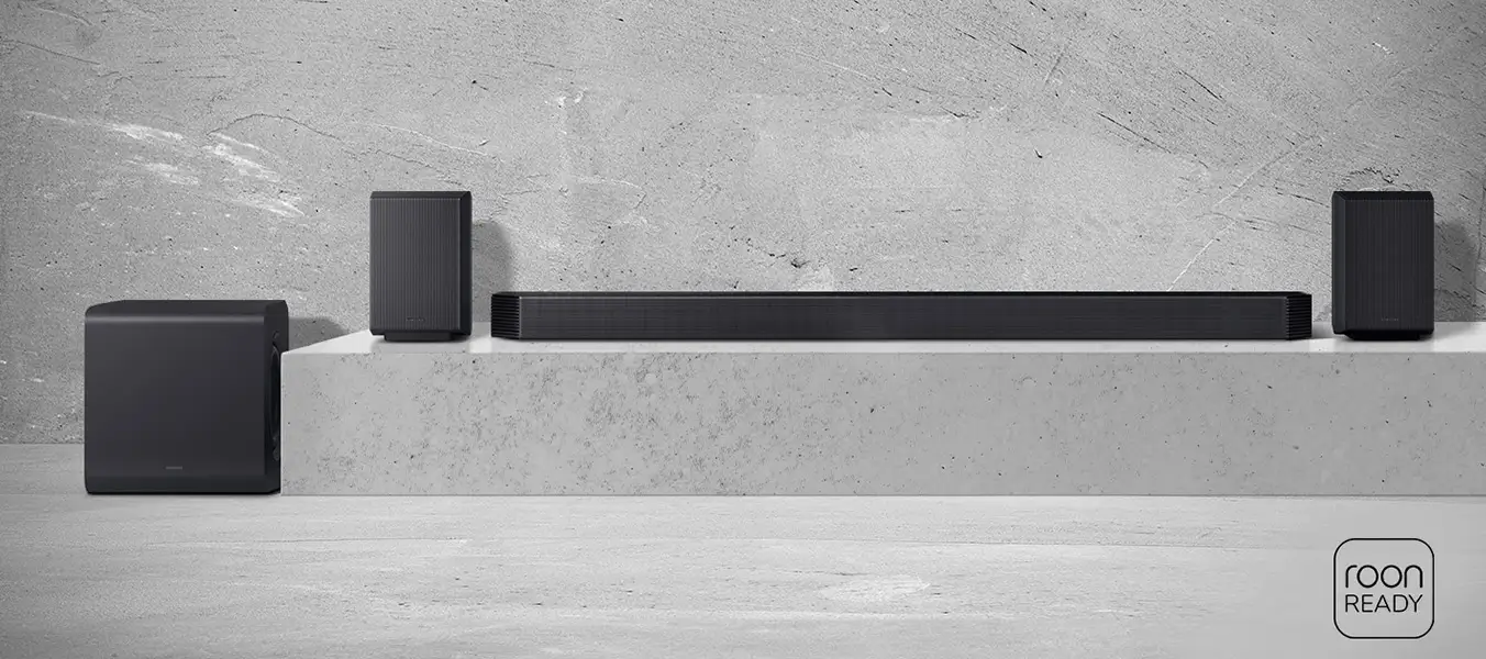 2026-hw-q930h-kv-pc 1352x600 Czarny soundbar Samsung HW-Q930H z subwooferem i dwoma tylnymi głośnikami na jasnym tle, w rogu logo Roon Ready.