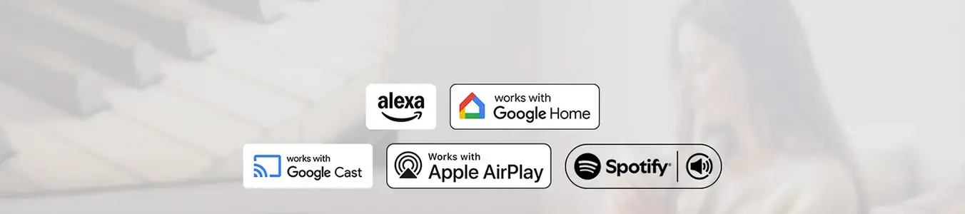 2026-voice-assistant-music-streaming-a-pc 1352x300 Logotypy Alexa, Google Home, Google Cast, Apple AirPlay i Spotify na jasnym tle z rozmytą sylwetką kobiety.
