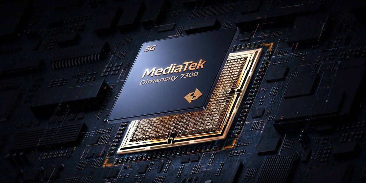 Obraz przedstawia procesor z napisem \'5G MediaTek Dimensity 7300\' na tle płyty głównej.