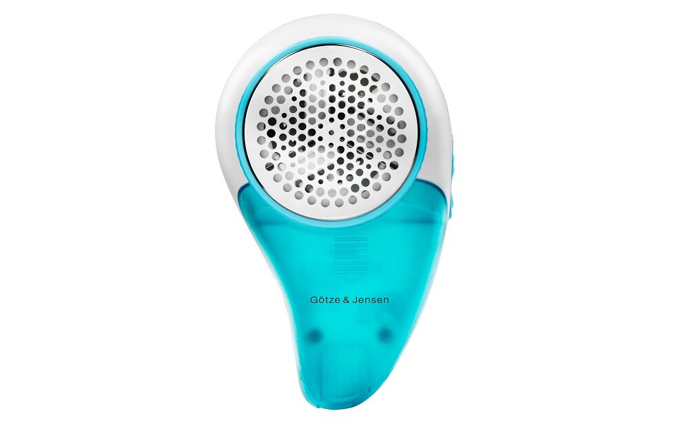 Na obrazie widoczna jest golarka do ubrań z przezroczystą, niebieską obudową i metalową siatką na górze. Na obudowie znajduje się napis \'Götze & Jensen\'.