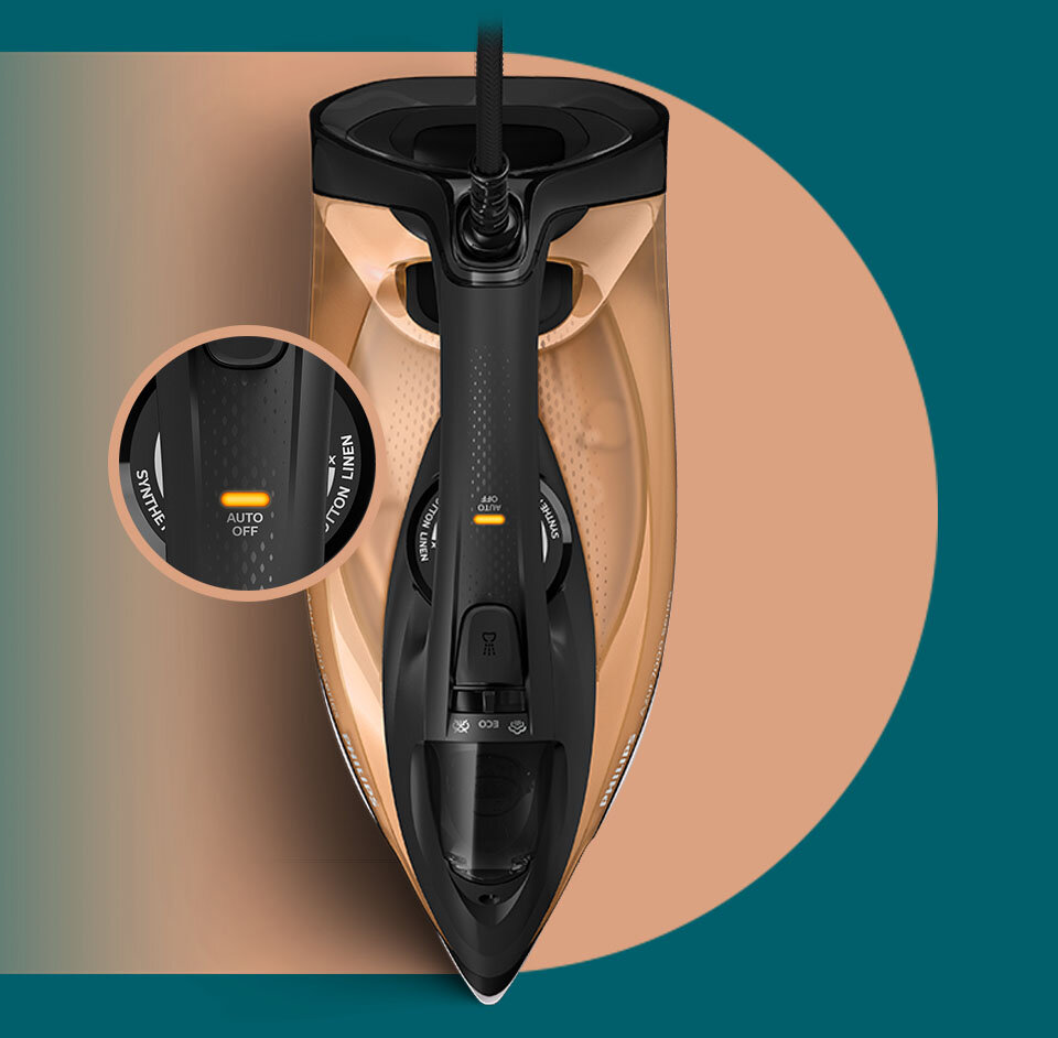 Zdjęcie przedstawia żelazko w kolorze złotym z czarnymi elementami. Widoczny jest napis \'AUTO OFF\' na uchwycie oraz pokrętła z napisami \'SYNTHETIC\' i \'COTTON LINEN\'.