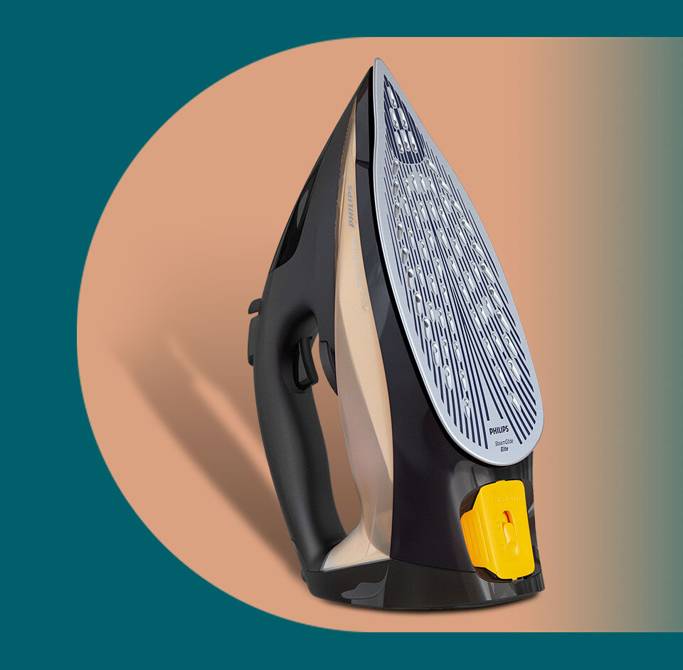 Żelazko z widoczną stopą grzewczą z licznymi otworami, na której znajduje się napis \'PHILIPS SteamGlide Elite\'. Urządzenie ma czarną rączkę i żółty element na podstawie.