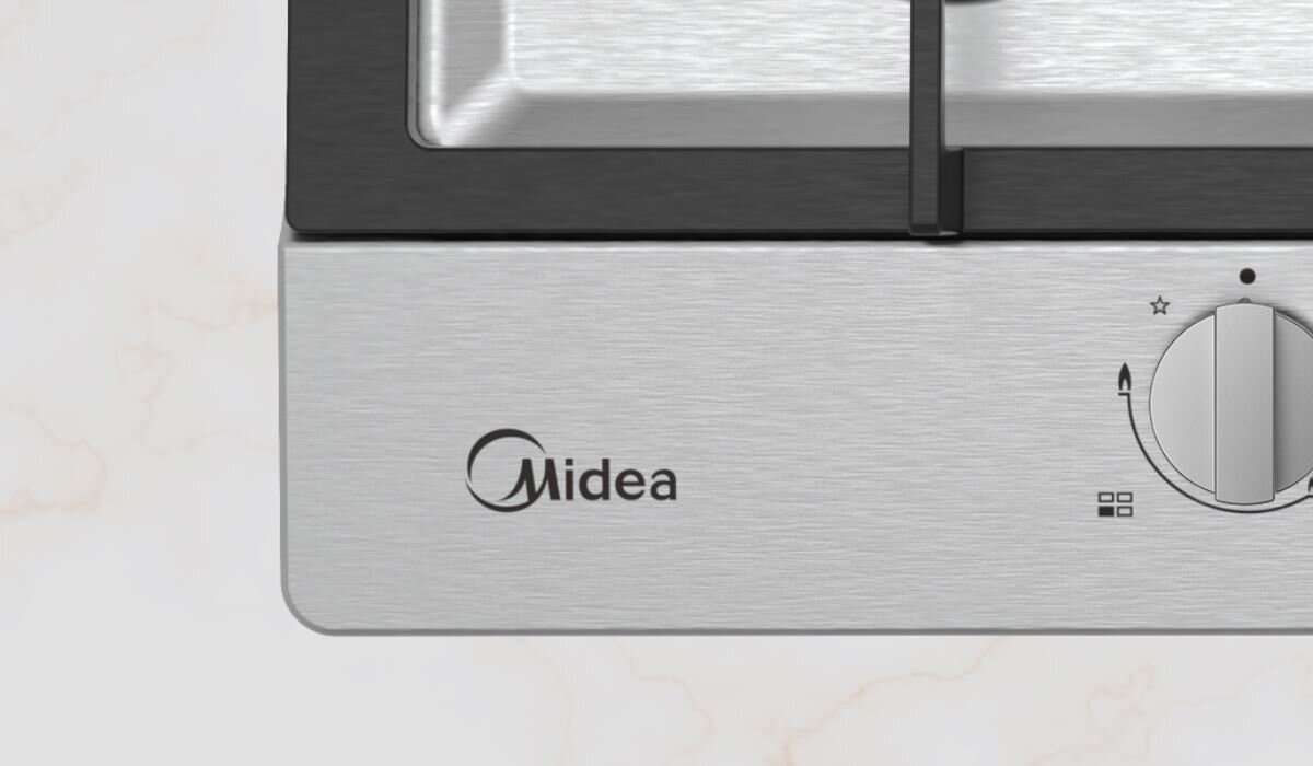 Fragment płyty gazowej z widocznym logo \'Midea\' oraz pokrętłem z oznaczeniami funkcji.