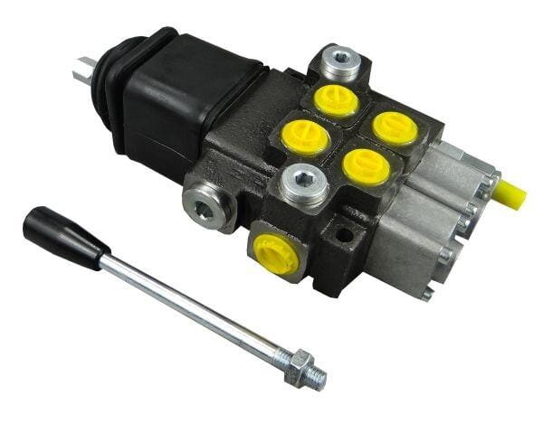 Na obrazie widoczny jest metalowy rozdzielacz hydrauliczny z sześcioma żółtymi zaślepkami i czarną obudową. Obok znajduje się metalowy joystick z czarną rączką.