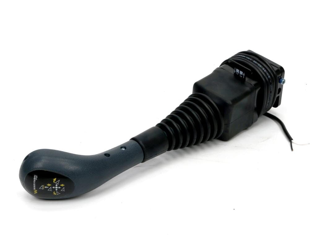 Joystick z ciemnoszarą rączką i czarną, elastyczną osłoną, z widocznym logo \'Waryński\' oraz symbolami strzałek na końcu uchwytu.