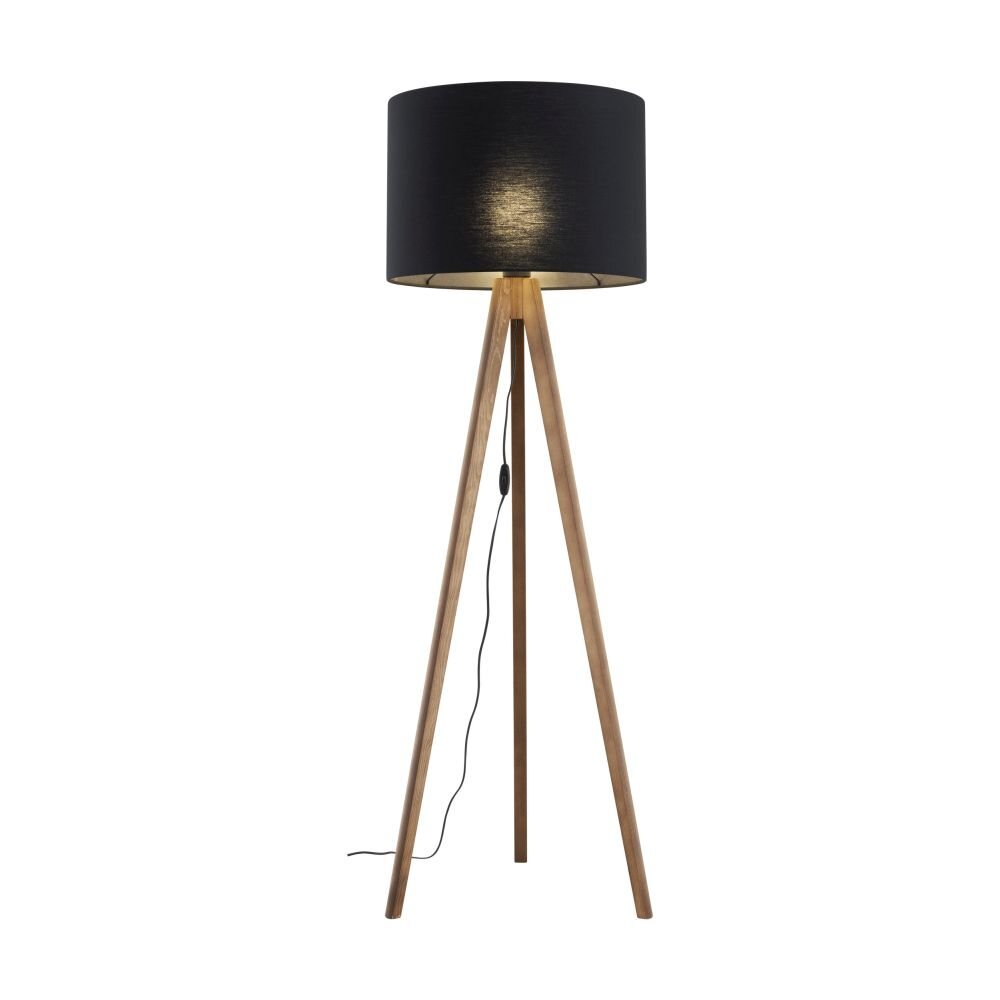 Lampa podłogowa z czarnym kloszem i drewnianymi nogami na białym tle.