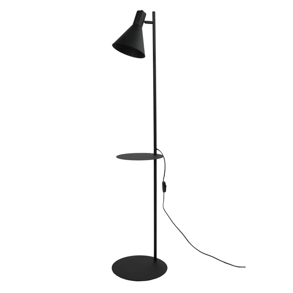 Czarna lampa podłogowa z półką, posiada stożkowy klosz i okrągłą podstawę. Kabel z włącznikiem zwisa wzdłuż pionowego stelaża.