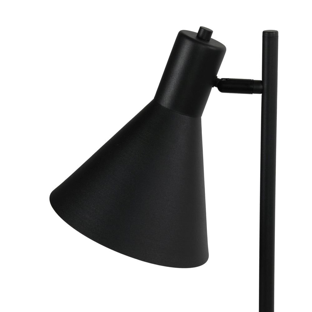 Czarna lampa z metalowym kloszem w kształcie stożka, zamocowana na pionowym pręcie. Klosz posiada regulację kąta nachylenia.