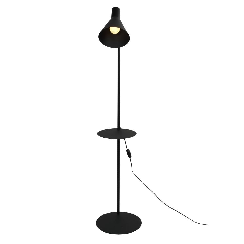 Czarna lampa podłogowa z okrągłą podstawą i półką, wyposażona w stożkowy klosz z żarówką. Lampa posiada przewód z włącznikiem.