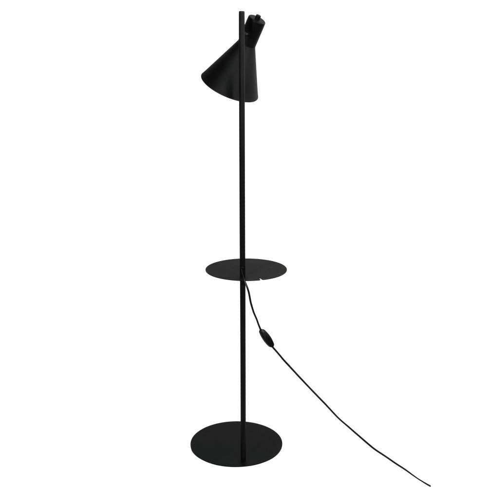 Czarna lampa podłogowa z półką, posiada stożkowy klosz i okrągłą podstawę. Kabel z włącznikiem zwisa wzdłuż lampy.