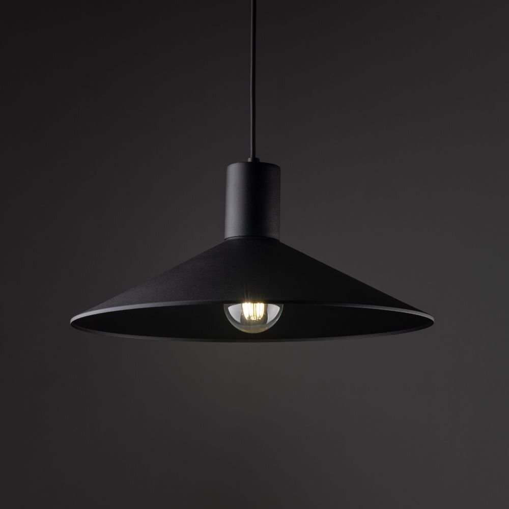 Czarna lampa wisząca z widoczną żarówką, zawieszona na ciemnym tle.