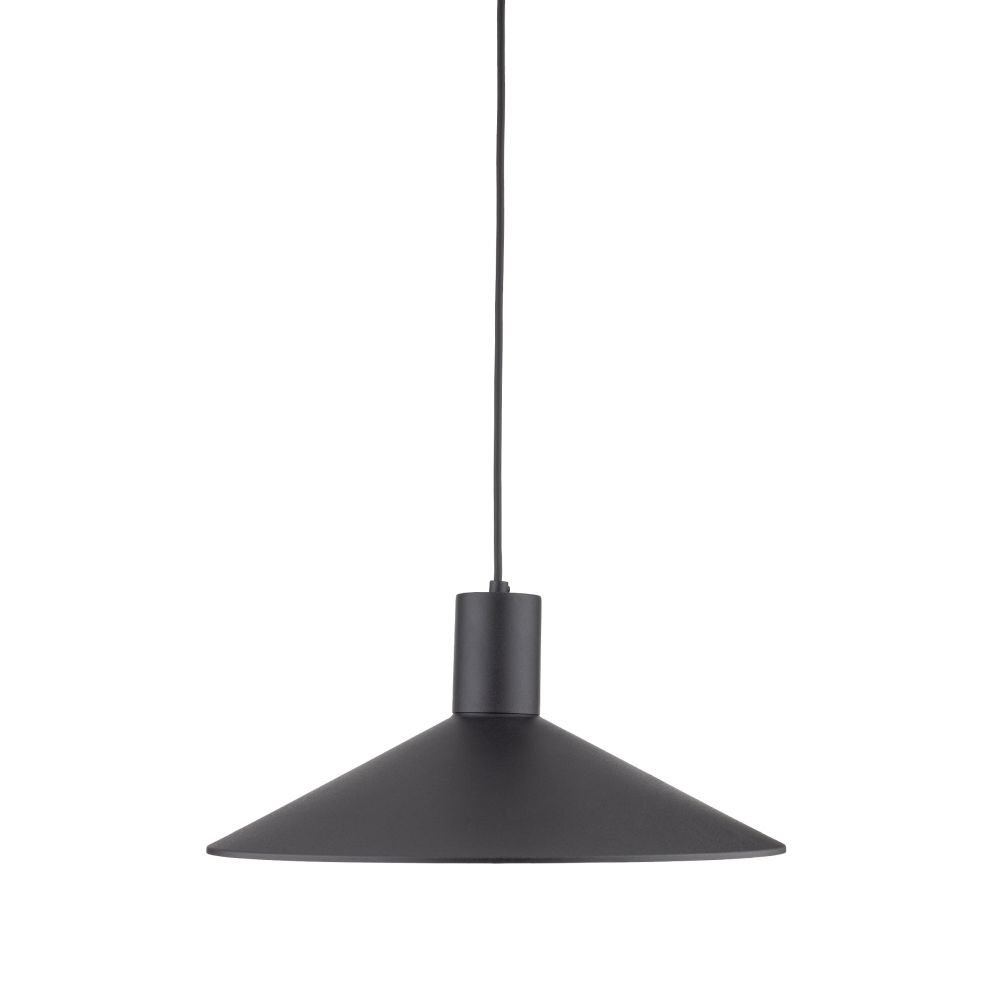 Czarna, nowoczesna lampa wisząca o stożkowym kloszu, zawieszona na cienkim przewodzie. Lampa ma minimalistyczny design i jest przeznaczona do wnętrz.