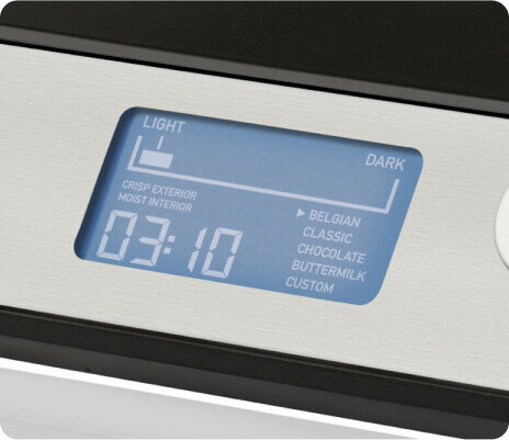 Wyświetlacz LCD z opcjami pieczenia: Belgian, Classic, Chocolate, Buttermilk, Custom. Widoczny czas 03:10 oraz wskaźnik Light/Dark i Crisp Exterior Moist Interior.