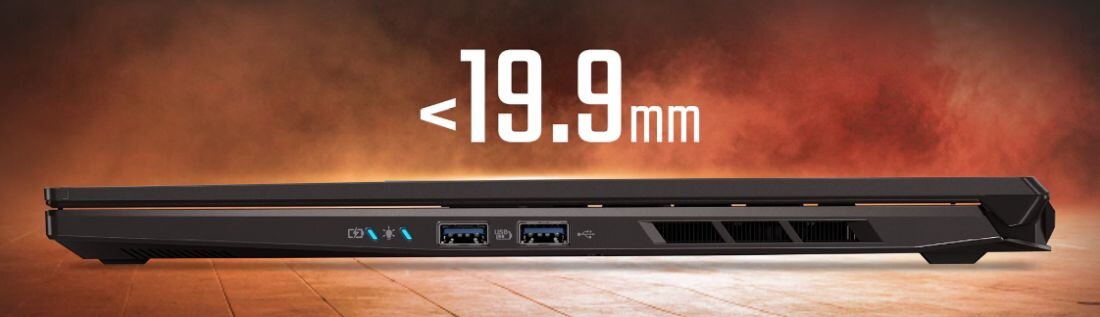 Laptop o grubości mniejszej niż 19,9 mm, z widocznymi portami USB i otworami wentylacyjnymi. Tło jest w odcieniach pomarańczowo-brązowych.