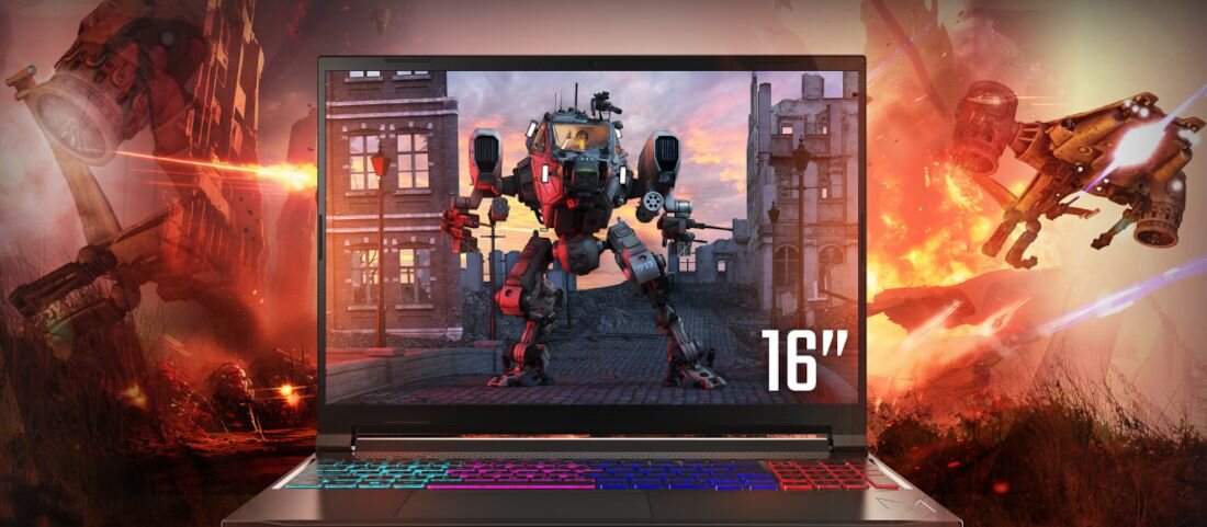 Laptop z kolorową klawiaturą wyświetla obraz robota w zniszczonym mieście. Na ekranie widoczny jest napis \'16\