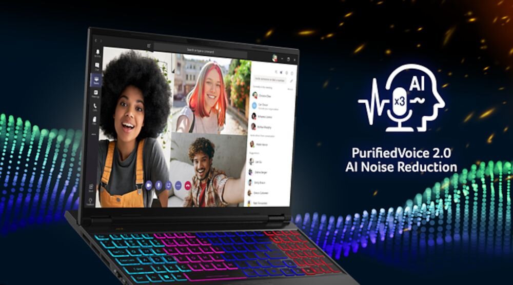 Laptop z kolorową klawiaturą wyświetla ekran z aplikacją do wideokonferencji, na którym widać cztery osoby. Obok laptopa znajduje się grafika z napisem \'PurifiedVoice 2.0 AI Noise Reduction\'.
