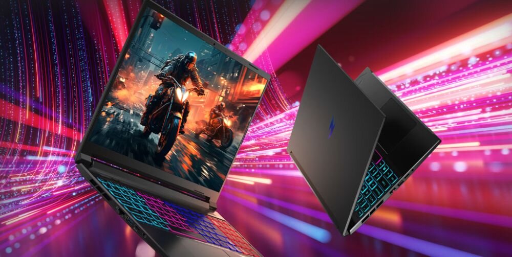 Obraz przedstawia dwa laptopy z kolorowymi klawiaturami na tle dynamicznych, świetlnych efektów. Na ekranie jednego z laptopów widoczna jest scena z gry komputerowej z motocyklistą.
