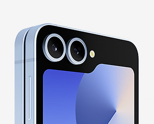 Zbliżenie na górną część smartfona z dwoma obiektywami aparatu i lampą błyskową na błyszczącej powierzchni. Obudowa urządzenia jest w kolorze niebieskim.