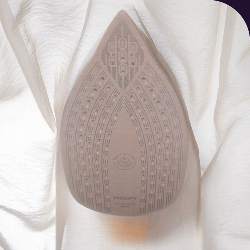 Zdjęcie przedstawia stopę żelazka z widocznymi otworami parowymi i wzorem. Na stopie widoczny jest tekst: \'OptimalTEMP\', \'PHILIPS\', \'SteamGlide Elite\'.