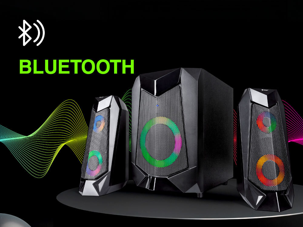 Na obrazie widoczne są trzy głośniki z kolorowymi podświetleniami w kształcie okręgów. W lewym górnym rogu znajduje się symbol Bluetooth oraz napis \'BLUETOOTH\'.