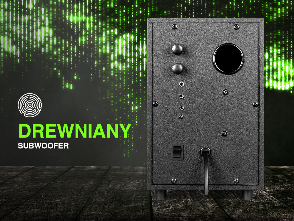 Obraz przedstawia tylną część subwoofera z dwoma pokrętłami i kilkoma złączami. Obok widoczny jest napis \'DREWNIANY SUBWOOFER\' na tle zielonych, świetlnych wzorów.