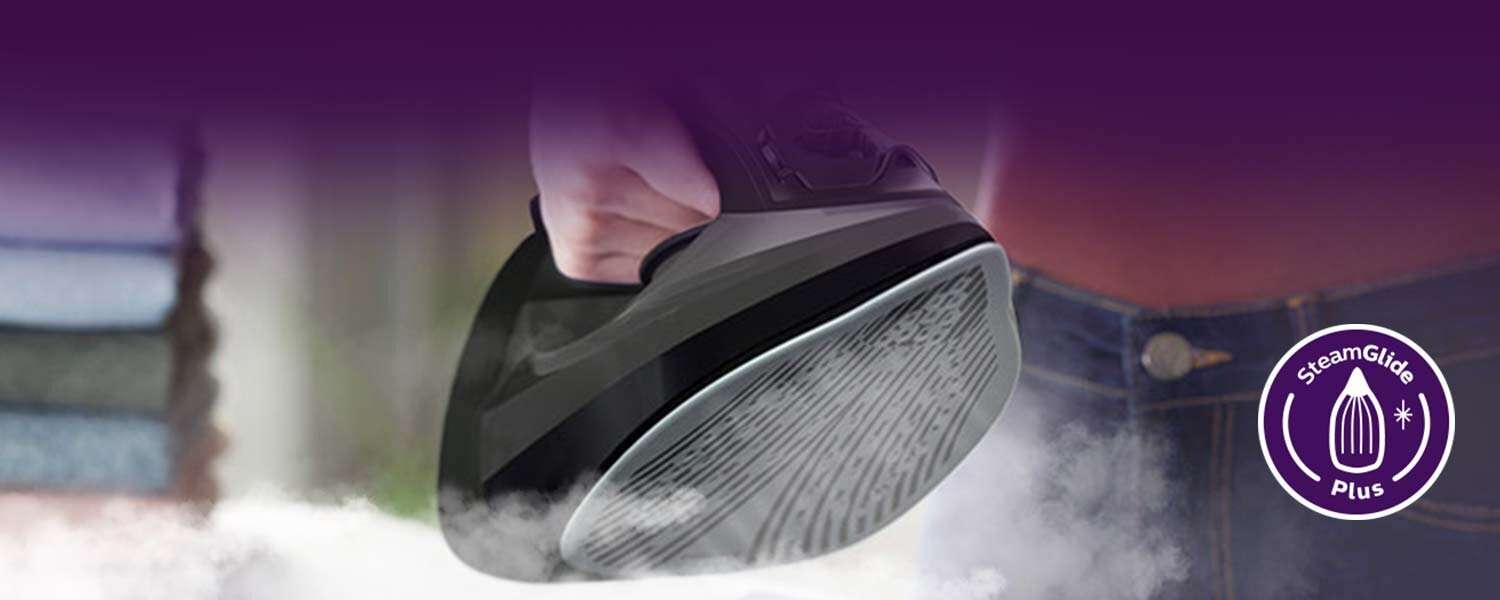Osoba trzyma żelazko, z którego wydobywa się para. Obok widoczna jest ikona z napisem \'SteamGlide Plus\'.
