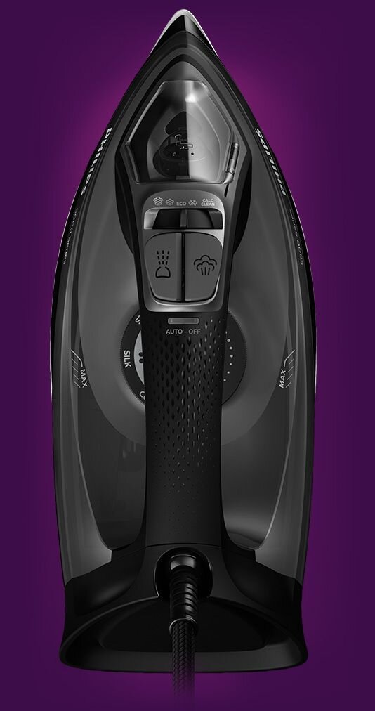 Zdjęcie przedstawia żelazko widziane z góry na fioletowym tle. Na uchwycie widoczne są przyciski z symbolami pary i temperatury oraz napis \'AUTO-OFF\'.