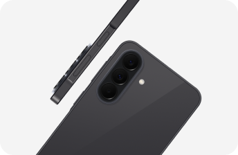 Na obrazie widoczny jest smartfon w kolorze ciemnym z trzema obiektywami aparatu i lampą błyskową. Obok znajduje się widok boczny urządzenia z przyciskami na krawędzi.