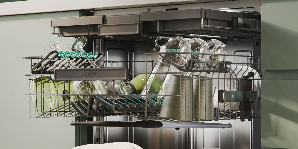 Wnętrze zmywarki z widocznymi szklankami i talerzami ułożonymi na górnej półce. Na koszu znajduje się logo \'CANDY\'.