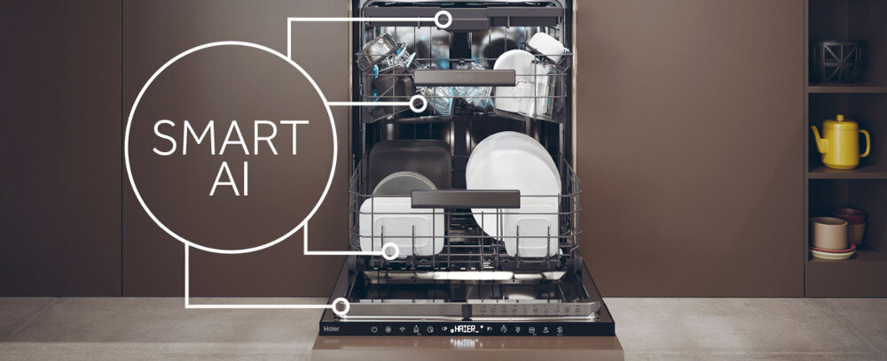 Otwarta zmywarka z widocznymi naczyniami w środku, na drzwiach napis \'SMART AI\'. Na panelu zmywarki widoczne jest logo \'Haier\'.