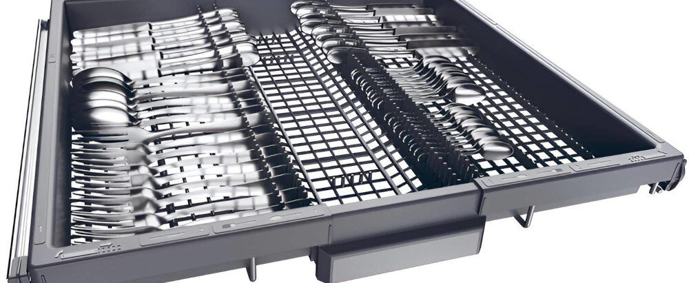 Zdjęcie przedstawia szufladę zmywarki z ułożonymi sztućcami na czarnym, siatkowym wkładzie. Widać różne rodzaje sztućców, w tym łyżki, widelce i noże.