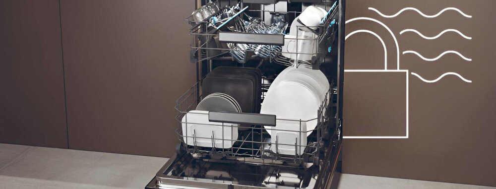 Otwarta zmywarka z widocznymi naczyniami w środku, w tym talerzami i szklankami. Obok zmywarki znajduje się symbol zamka i fal, sugerujący funkcję automatycznego otwierania drzwi.