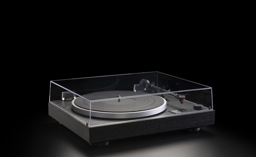 Gramofon DUAL CS 429 - precyzyjne odtwarzanie płyt, automatyczne sterowanie, wysoka jakość dźwięku, gramofon z zamkniętą pokrywą po skosie na czarnym tle