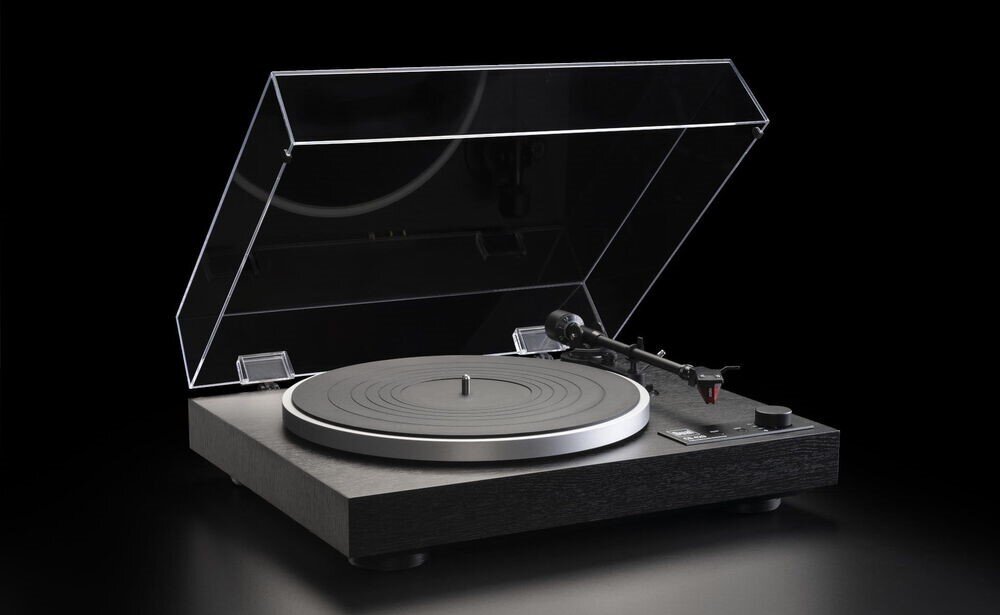 Gramofon DUAL CS 429 - automatyczne ramię, komfort obsługi, manualna kontrola, gramofon z otwartą pokrywą po skosie na czarnym tle