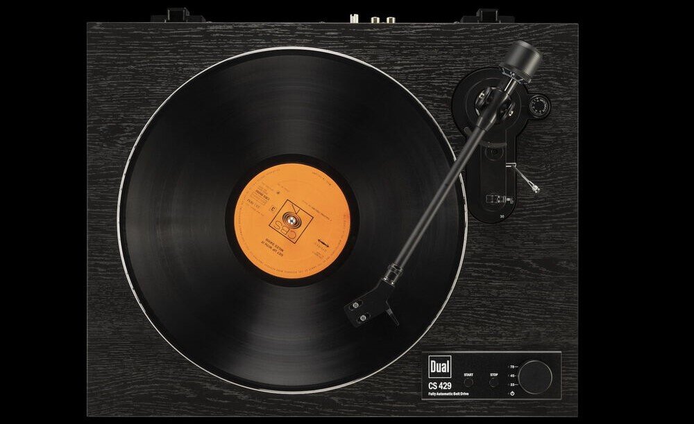 Gramofon DUAL CS 429 - stabilne podwozie MDF, aluminiowy talerz, redukcja drgań, gramofon od góry na czarnym tle