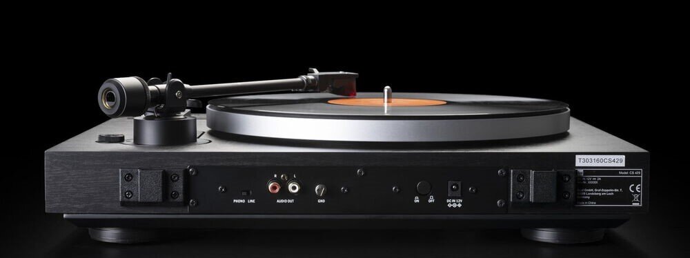 Gramofon DUAL CS 429 - paskowy napęd, silnik DC, stabilna prędkość obrotowa 33 45 78 RPM, gramofon z boku na czarnym tle, widoczne wejścia/wyjścia